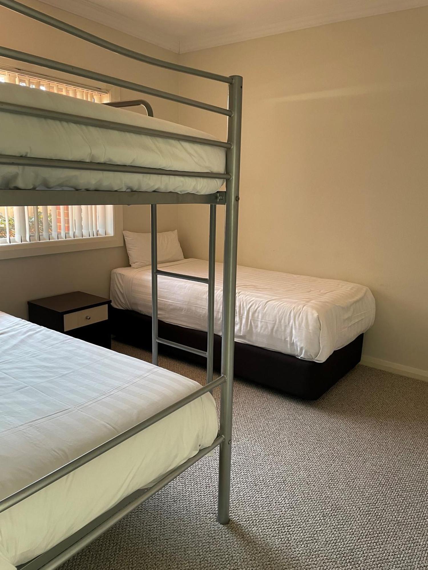 The Charles Hotell Wagga Wagga Exteriör bild