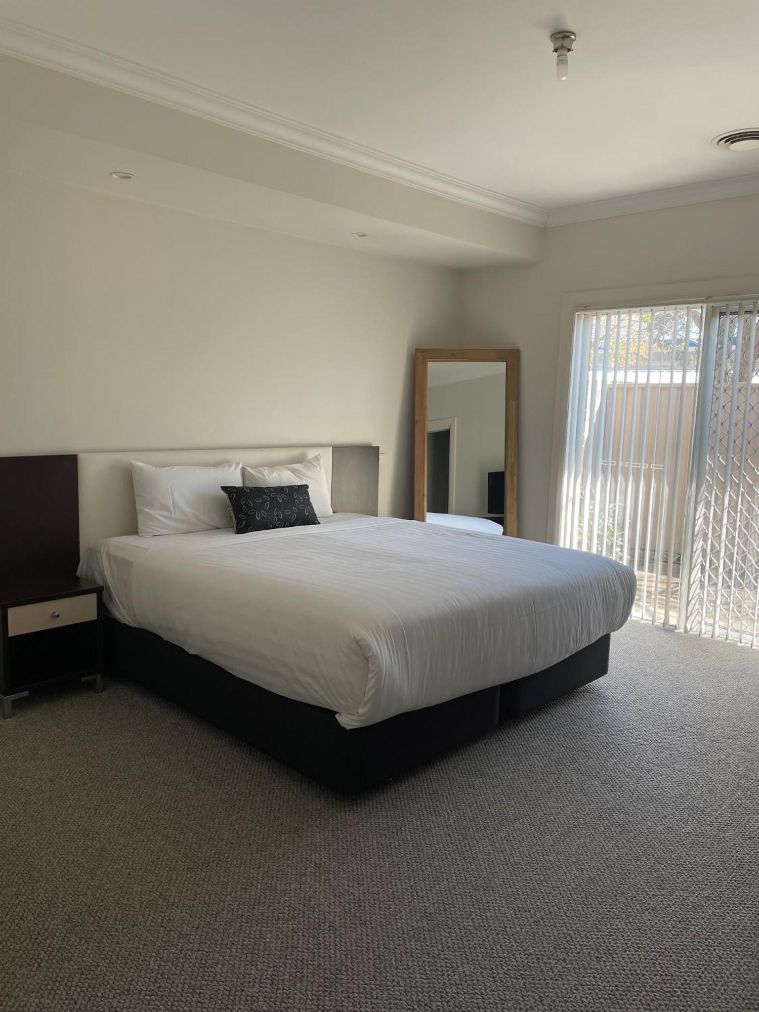 The Charles Hotell Wagga Wagga Exteriör bild